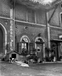 Façade antérieure de la ferme : partie centrale (logement) en 1981. SRI. Enquête régionale sur les bâtiments industriels (1979-1981). © Région Bourgogne-Franche-Comté, Inventaire du patrimoine