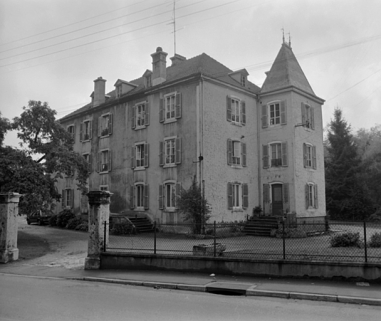 Vue de trois quarts droite en 1981. SRI. Enquête régionale sur les bâtiments industriels (1979-1981). © Région Bourgogne-Franche-Comté, Inventaire du patrimoine