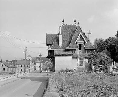 Conciergerie. Façade ouest en 1981. SRI. Enquête régionale sur les bâtiments industriels (1979-1981). © Région Bourgogne-Franche-Comté, Inventaire du patrimoine