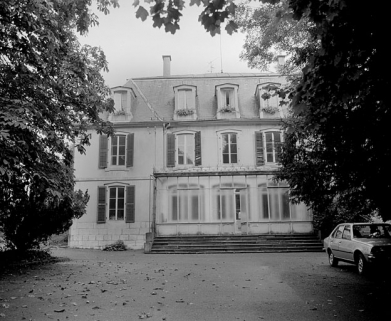 Façade sud en 1981. SRI. Enquête régionale sur les bâtiments industriels (1979-1981). © Région Bourgogne-Franche-Comté, Inventaire du patrimoine Façade sud en 1981. SRI. Enquête régionale sur les bâtiments industriels (1979-1981). © Région Bourgogne-Franche-Comté, Inventaire du patrimoine