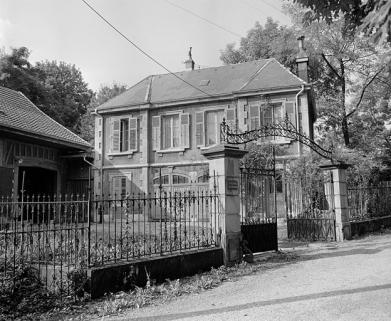 Ecuries et logement du château Bornèque en 1981. SRI. Enquête régionale sur les bâtiments industriels (1979-1981). © Région Bourgogne-Franche-Comté, Inventaire du patrimoine