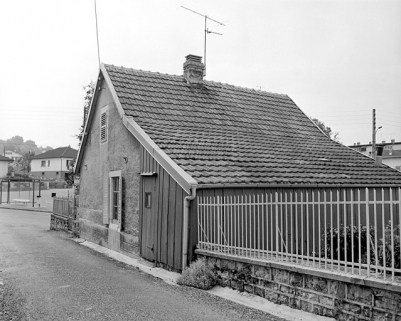 Maison au n° 12, rue des Mélèzes : vue de trois quarts droite en 1981. SRI. Enquête régionale sur les bâtiments industriels (1979-1981). © Région Bourgogne-Franche-Comté, Inventaire du patrimoine