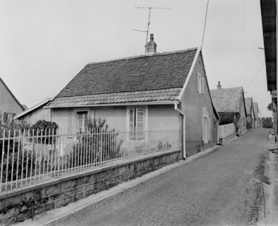 Maison au n° 10, rue des Mélèzes : façade sur jardin en 1981. SRI. Enquête régionale sur les bâtiments industriels (1979-1981). © Région Bourgogne-Franche-Comté, Inventaire du patrimoine