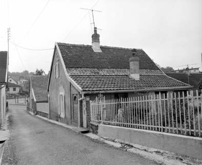 Maison au n° 10, rue des Mélèzes : vue de trois quarts droite en 1981. SRI. Enquête régionale sur les bâtiments industriels (1979-1981). © Région Bourgogne-Franche-Comté, Inventaire du patrimoine