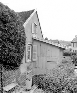 Maison au n° 10, rue des Mélèzes : façade postérieure en 1981. SRI. Enquête régionale sur les bâtiments industriels (1979-1981). © Région Bourgogne-Franche-Comté, Inventaire du patrimoine