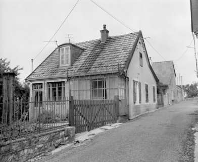 Maison au n° 6, rue des Mélèzes : vue de trois quarts gauche en 1981. SRI. Enquête régionale sur les bâtiments industriels (1979-1981). © Région Bourgogne-Franche-Comté, Inventaire du patrimoine