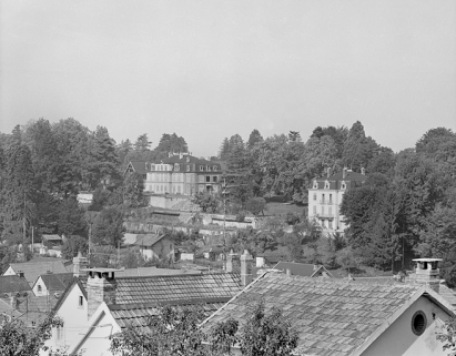 Vue d'ensemble depuis le sud-est (à gauche) en 1981. SRI. Enquête régionale sur les bâtiments industriels (1979-1981). © Région Bourgogne-Franche-Comté, Inventaire du patrimoine