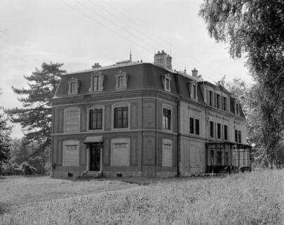 Façades est et nord vues de trois quarts en 1981. SRI. Enquête régionale sur les bâtiments industriels (1979-1981). © Région Bourgogne-Franche-Comté, Inventaire du patrimoine