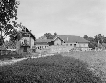Bâtiments agricoles depuis le sud en 1981. SRI. Enquête régionale sur les bâtiments industriels (1979-1981). © Région Bourgogne-Franche-Comté, Inventaire du patrimoine