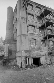 Extrémité de l'extension des années 1892 : détail de la cheminée sur la façade est (état en 1981). SRI. Enquête régionale sur les bâtiments industriels (1979-1981). © Région Bourgogne-Franche-Comté, Inventaire du patrimoine