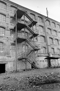 Extension des années 1892 : escalier métallique sur la façade postérieure (état en 1981). SRI. Enquête régionale sur les bâtiments industriels (1979-1981). © Région Bourgogne-Franche-Comté, Inventaire du patrimoine
