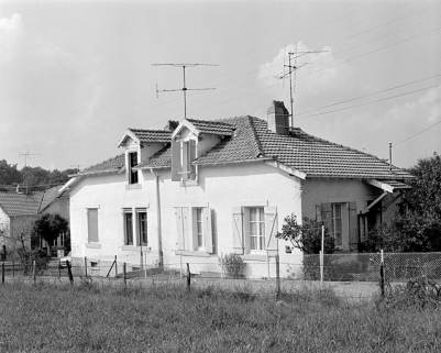 Maison jumelée en 1981. SRI. Enquête régionale sur les bâtiments industriels (1979-1981). © Région Bourgogne-Franche-Comté, Inventaire du patrimoine Maison jumelée en 1981. SRI. Enquête régionale sur les bâtiments industriels (1979-1981). © Région Bourgogne-Franche-Comté, Inventaire du patrimoine