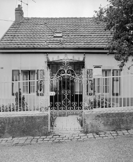 Maison individuelle rue du Réveille-matin : façade sur rue. SRI. Enquête régionale sur les bâtiments industriels (1979-1981). © Région Bourgogne-Franche-Comté, Inventaire du patrimoine