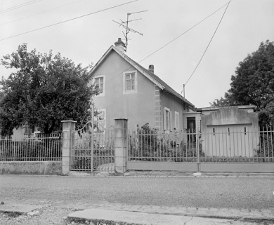Maison individuelle au n° 6 de la rue du Réveille-matin. SRI. Enquête régionale sur les bâtiments industriels (1979-1981). © Région Bourgogne-Franche-Comté, Inventaire du patrimoine