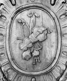 Lutrin n° 1 : médaillon avec harpe et autres instruments. © Région Bourgogne-Franche-Comté, Inventaire du patrimoine