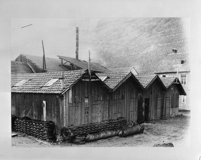 Entrepôt où les rouleaux de fil de fer (provenant de la tréfilerie Bersaillin) étaient stockés avant d'être conduits à la "décaperie", avant l'incendie de 1903. © Région Bourgogne-Franche-Comté, Inventaire du patrimoine Entrepôt où les rouleaux de fil de fer (provenant de la tréfilerie Bersaillin) étaient stockés avant d'être conduits à la "décaperie", avant l'incendie de 1903. © Région Bourgogne-Franche-Comté, Inventaire du patrimoine