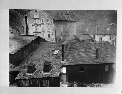 Au 1er plan, les bâtiments abritant la menuiserie, le magasin à clous en bordure du canal de dérivation ; au 2e plan, la clouterie adossée au logement d'ouvriers dit "le Moulin", avant l'incendie de 1903. © Région Bourgogne-Franche-Comté, Inventaire du patrimoine Au 1er plan, les bâtiments abritant la menuiserie, le magasin à clous en bordure du canal de dérivation ; au 2e plan, la clouterie adossée au logement d'ouvriers dit "le Moulin", avant l'incendie de 1903. © Région Bourgogne-Franche-Comté, Inventaire du patrimoine