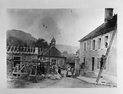 Construction de la conciergerie, vers 1930. © Région Bourgogne-Franche-Comté, Inventaire du patrimoine Construction de la conciergerie, vers 1930. © Région Bourgogne-Franche-Comté, Inventaire du patrimoine