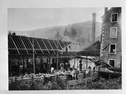 La clouterie en cours de construction, après l'incendie de 1903. © Région Bourgogne-Franche-Comté, Inventaire du patrimoine La clouterie en cours de construction, après l'incendie de 1903. © Région Bourgogne-Franche-Comté, Inventaire du patrimoine