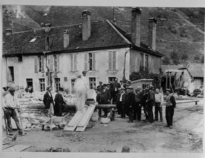 Pose de la première pierre de la reconstruction des bâtiments, après l'incendie de 1903. © Région Bourgogne-Franche-Comté, Inventaire du patrimoine Pose de la première pierre de la reconstruction des bâtiments, après l'incendie de 1903. © Région Bourgogne-Franche-Comté, Inventaire du patrimoine