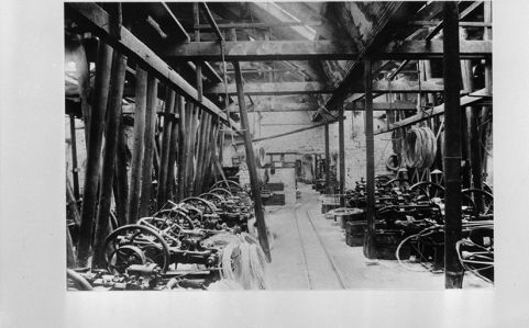 Intérieur de la clouterie : les tourets, vers 1890-1900. © Région Bourgogne-Franche-Comté, Inventaire du patrimoine Intérieur de la clouterie : les tourets, vers 1890-1900. © Région Bourgogne-Franche-Comté, Inventaire du patrimoine