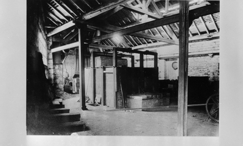 Intérieur du bâtiment abritant le "four à recuire", vers 1890-1900. © Région Bourgogne-Franche-Comté, Inventaire du patrimoine Intérieur du bâtiment abritant le "four à recuire", vers 1890-1900. © Région Bourgogne-Franche-Comté, Inventaire du patrimoine