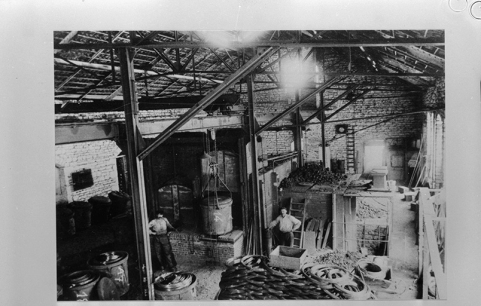 Intérieur du bâtiment abritant le "four à recuire" : l'entrée du four, vers 1890-1900. © Région Bourgogne-Franche-Comté, Inventaire du patrimoine Intérieur du bâtiment abritant le "four à recuire" : l'entrée du four, vers 1890-1900. © Région Bourgogne-Franche-Comté, Inventaire du patrimoine