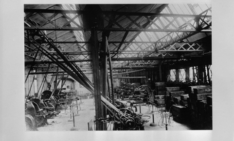 Intérieur de la clouterie : les tourets et les machines à clous, vers 1890-1900. © Région Bourgogne-Franche-Comté, Inventaire du patrimoine Intérieur de la clouterie : les tourets et les machines à clous, vers 1890-1900. © Région Bourgogne-Franche-Comté, Inventaire du patrimoine