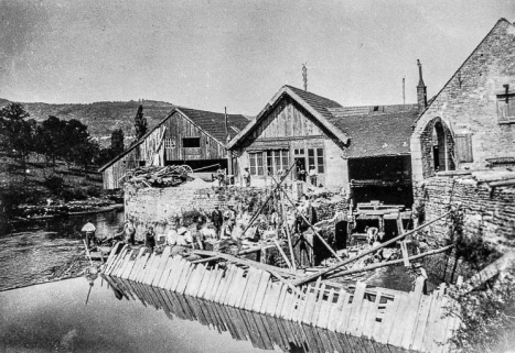 Opération de curage des vannes du bassin de retenue, vers 1890. © Région Bourgogne-Franche-Comté, Inventaire du patrimoine Opération de curage des vannes du bassin de retenue, vers 1890. © Région Bourgogne-Franche-Comté, Inventaire du patrimoine