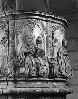 Panneaux de la cuve : saint Ambroise. © Région Bourgogne-Franche-Comté, Inventaire du patrimoine