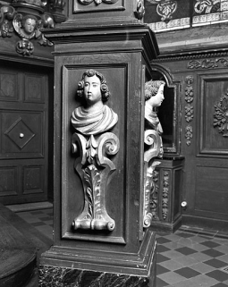 Détail : décor des piédestaux du baldaquin. © Région Bourgogne-Franche-Comté, Inventaire du patrimoine