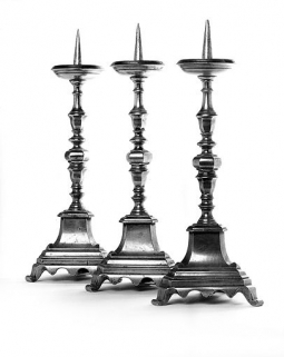 Vue de 3 chandeliers du maître-autel. © Région Bourgogne-Franche-Comté, Inventaire du patrimoine