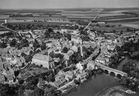 Vue aérienne du bas du village avec le pont sur l'Ognon. © Région Bourgogne-Franche-Comté, Inventaire du patrimoine