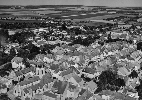 Vue aérienne de la Grande Rue et de l'église. © Région Bourgogne-Franche-Comté, Inventaire du patrimoine