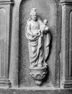 Détail de la cuve : statuette de Vierge à l'Enfant. © Région Bourgogne-Franche-Comté, Inventaire du patrimoine
