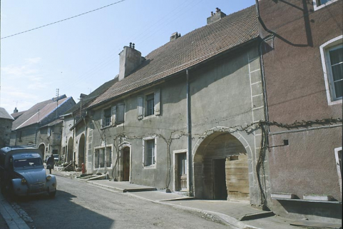 Façade antérieure, vue de trois quarts gauche. © Région Bourgogne-Franche-Comté, Inventaire du patrimoine