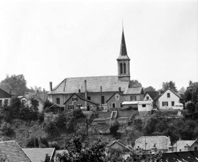 Façade latérale gauche et maisons de la cité du Temple. © Région Bourgogne-Franche-Comté, Inventaire du patrimoine