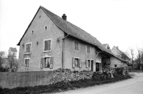 Façades antérieure et latérale gauche. © Région Bourgogne-Franche-Comté, Inventaire du patrimoine Façades antérieure et latérale gauche. © Région Bourgogne-Franche-Comté, Inventaire du patrimoine