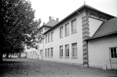 Façade sur cour, de trois quarts droit. © Région Bourgogne-Franche-Comté, Inventaire du patrimoine