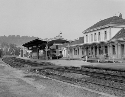 Façade postérieure et abri sur le quai. © Région Bourgogne-Franche-Comté, Inventaire du patrimoine