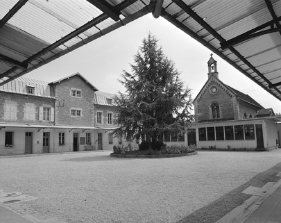 Cour intérieure et chapelle. © Région Bourgogne-Franche-Comté, Inventaire du patrimoine
