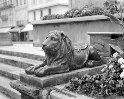 Lion couché encadrant les escaliers d'accès à la fontaine. © Région Bourgogne-Franche-Comté, Inventaire du patrimoine