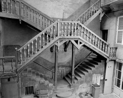 Maison, 17 rue Saint-Désiré, escalier sur cour. © Région Bourgogne-Franche-Comté, Inventaire du patrimoine