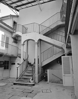 Maison, 74 rue Saint-Désiré, escalier sur cour. © Région Bourgogne-Franche-Comté, Inventaire du patrimoine