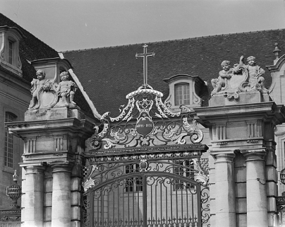 Grille de clôture de la cour, détail. © Région Bourgogne-Franche-Comté, Inventaire du patrimoine