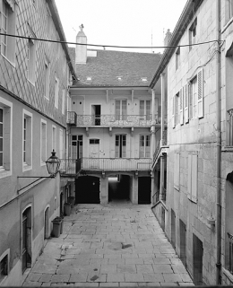 Vue de la cour et de la façade postérieure. © Région Bourgogne-Franche-Comté, Inventaire du patrimoine