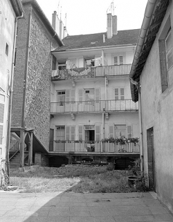 Façade postérieure montrant l'escalier à gauche. © Région Bourgogne-Franche-Comté, Inventaire du patrimoine