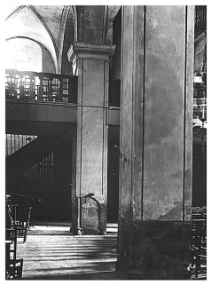 Eglise : vue du bas-côté montrant un pilier où l'on a partiellement enlevé le décor du 18e siècle, laissant voir l'état d'origine. © Région Bourgogne-Franche-Comté, Inventaire du patrimoine