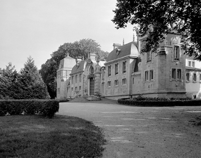 Façade antérieure vue de trois-quarts. © Région Bourgogne-Franche-Comté, Inventaire du patrimoine Façade antérieure vue de trois-quarts. © Région Bourgogne-Franche-Comté, Inventaire du patrimoine
