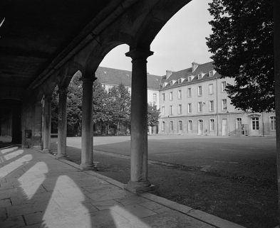 Vue de la cour depuis le portique encadrant la façade antérieure de la chapelle. © Région Bourgogne-Franche-Comté, Inventaire du patrimoine